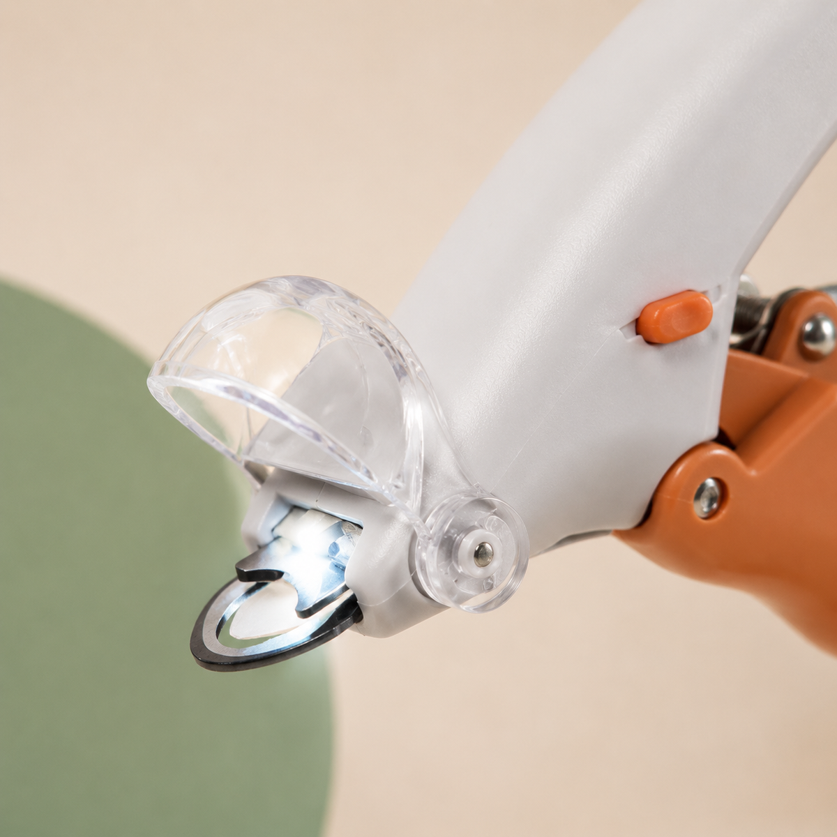 EasyTrim LED | Tagliaunghie con luce LED e lente d’ingrandimento per un taglio più preciso e sicuro